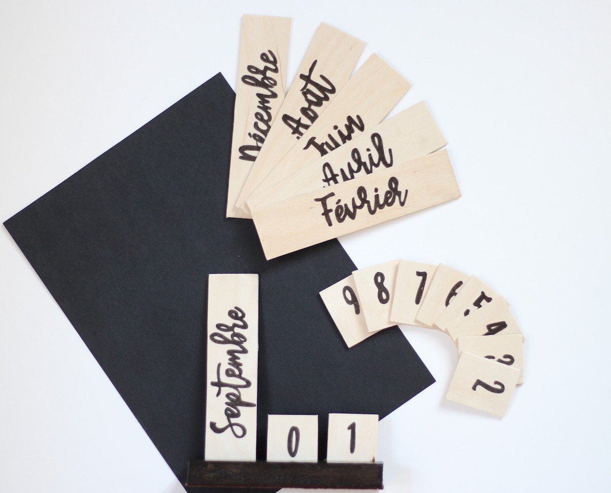 caligraphie stylo noir mois année écriture manuscrite modèle