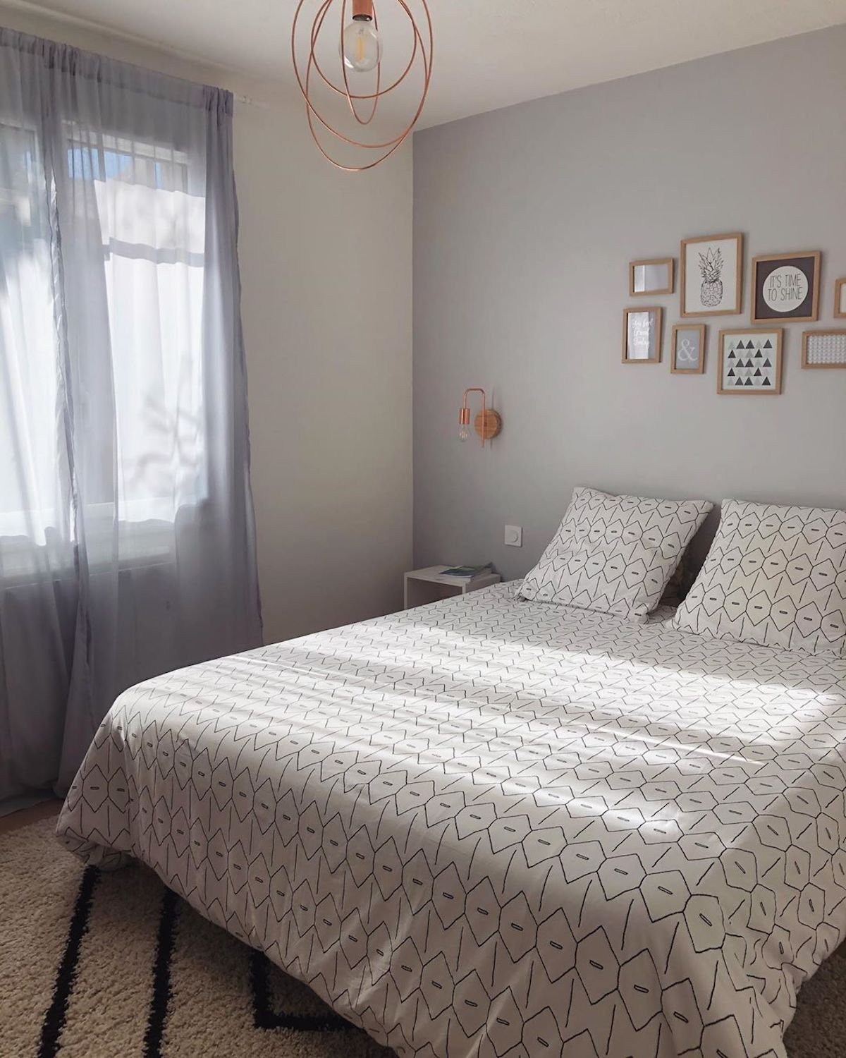 chambre design mur de cadre tons clairs - blog déco - clematc