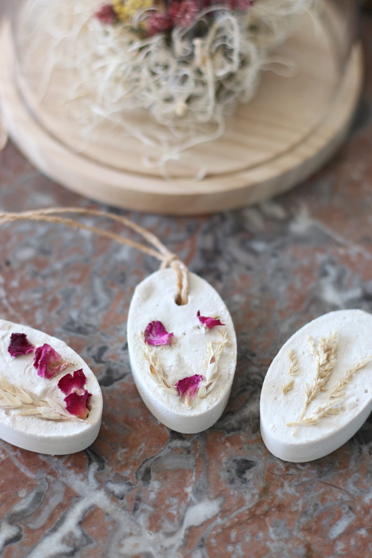 comment fabriquer soi-même décoration plâtre parfumé à suspendre