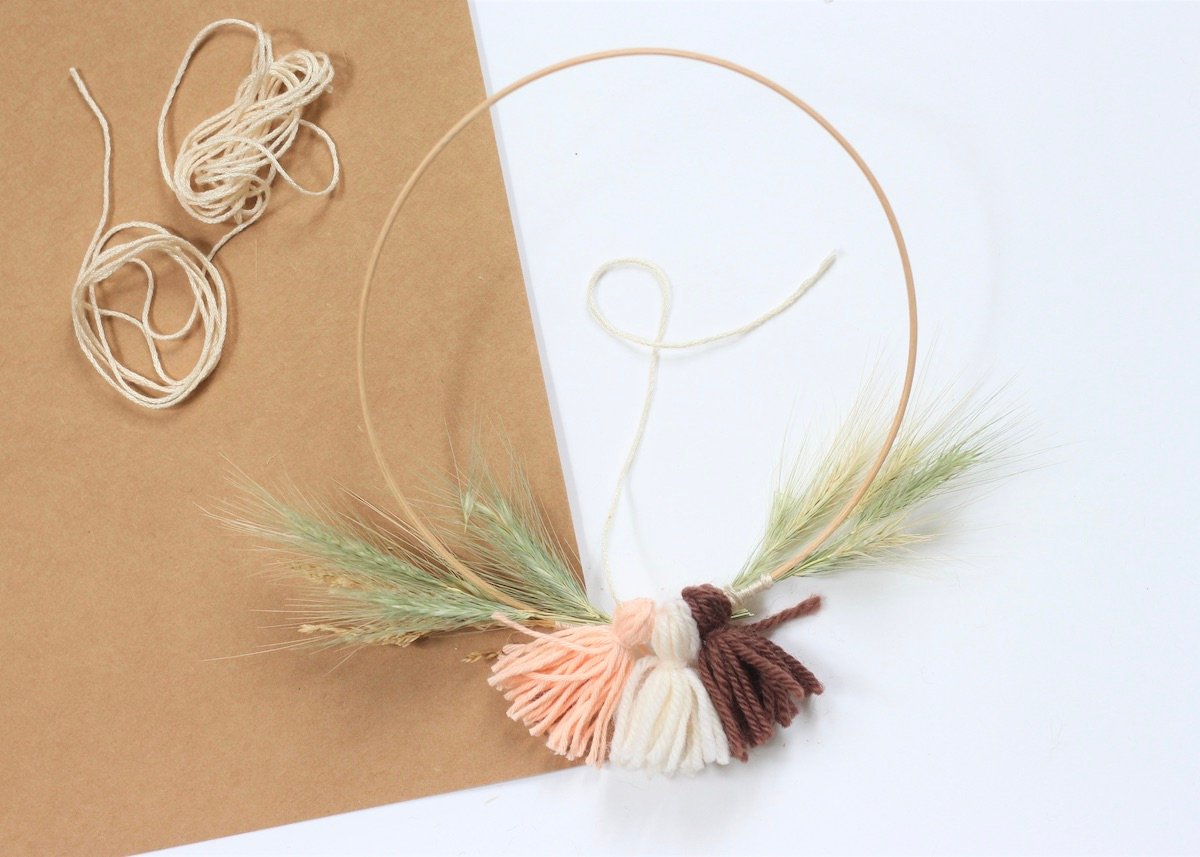 couronne pompon blé séché champêtre - blog déco mariage - clem around the corner