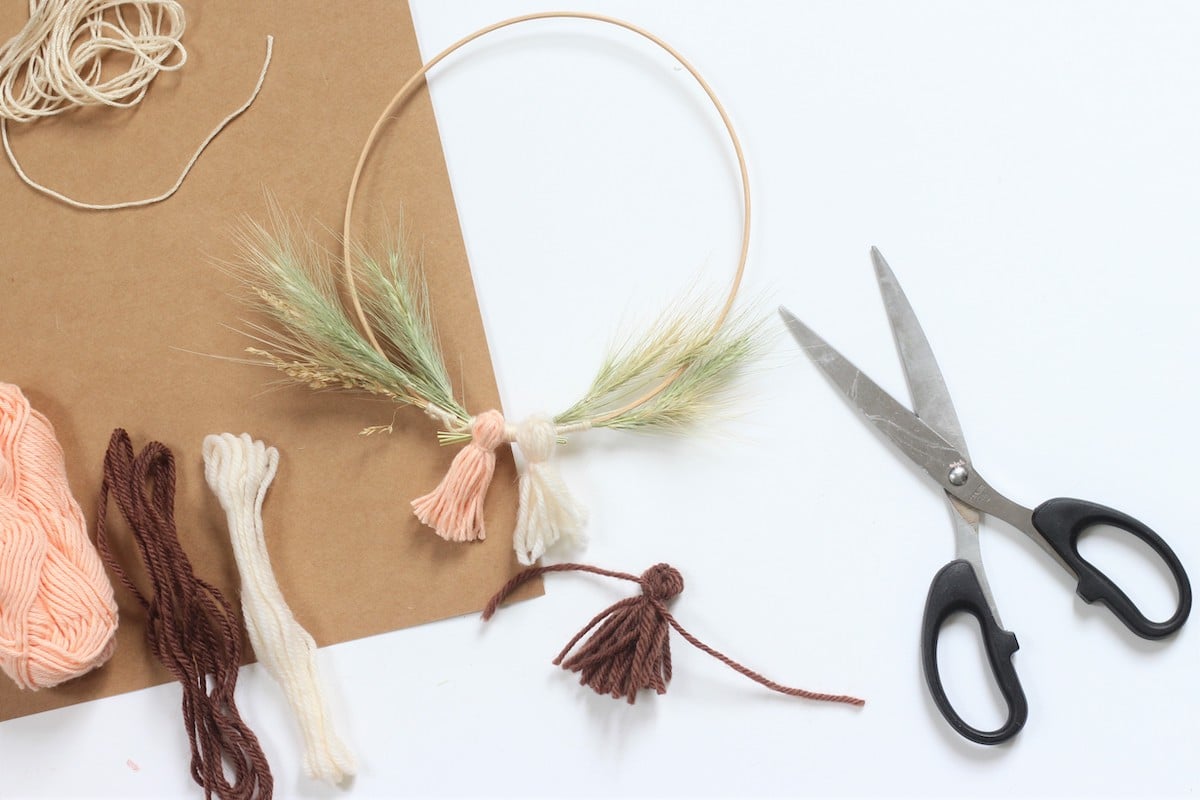 couronne pompon laine blé champêtre décoration murale mariage diy romantique