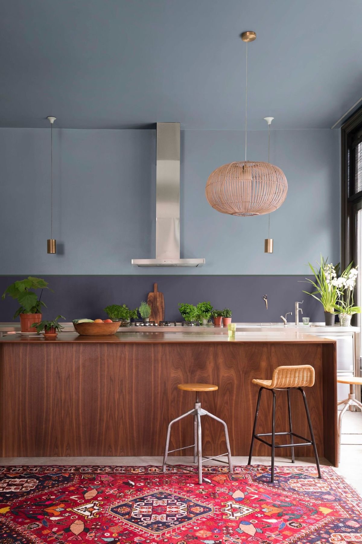 cuisine bar bois acajou foncé peinture bleu myrtille dulux hotte inox suspendue