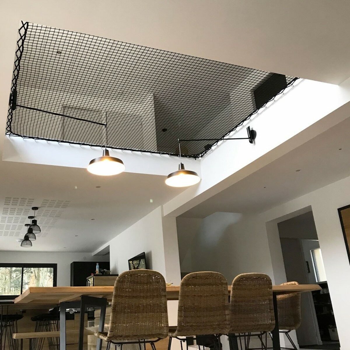 filet de catamaran noir salle à manger lumineuse - blog déco - clematc