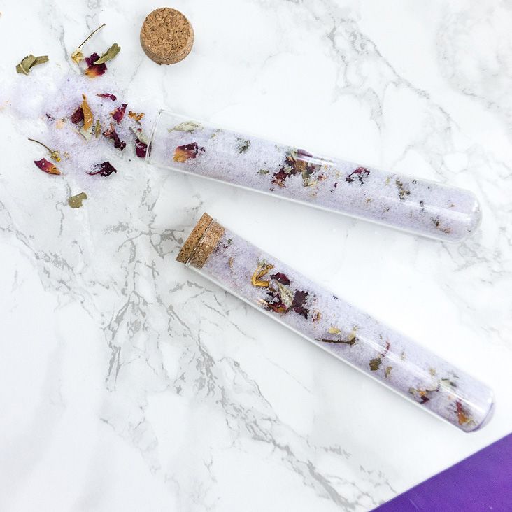 idée cadeau flacon sel de bain à la lavande table marbre blanc bouchon en liège