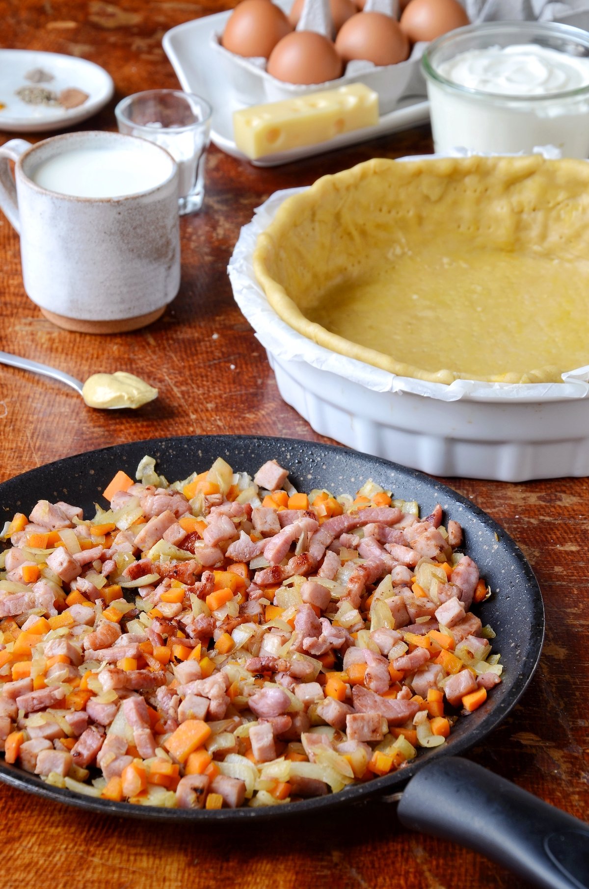 ingrédient tarte gourmande lardon jambon moutarde carotte