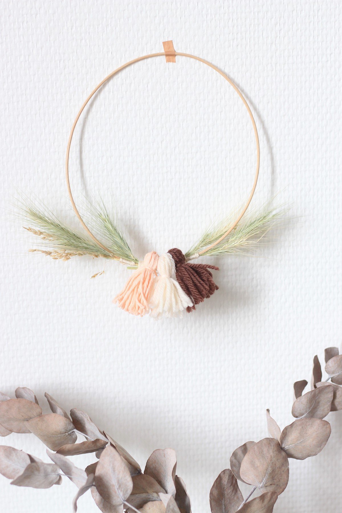 petite décoration murale couronne pompon laine à faire soi-même