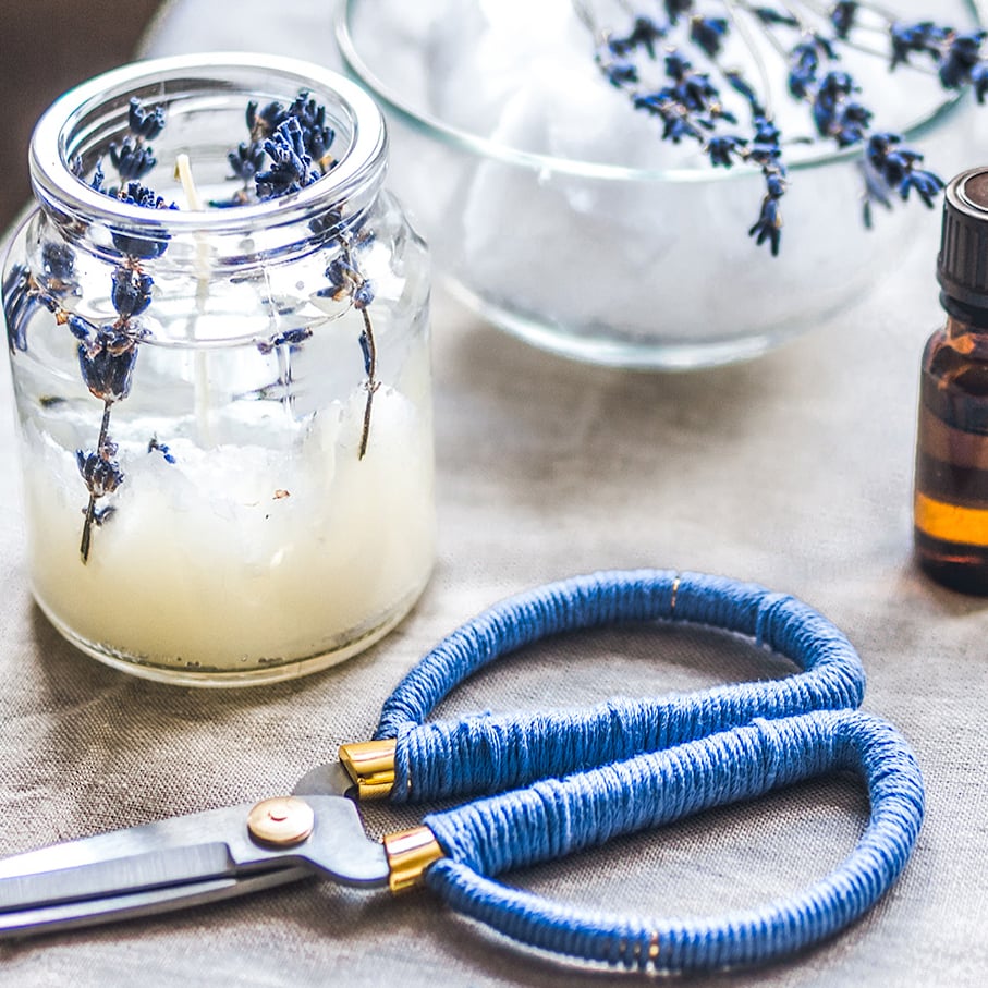 pot en verre bougie parfumée fleurs séchées ciseaux ficelles mauves tissus en lin