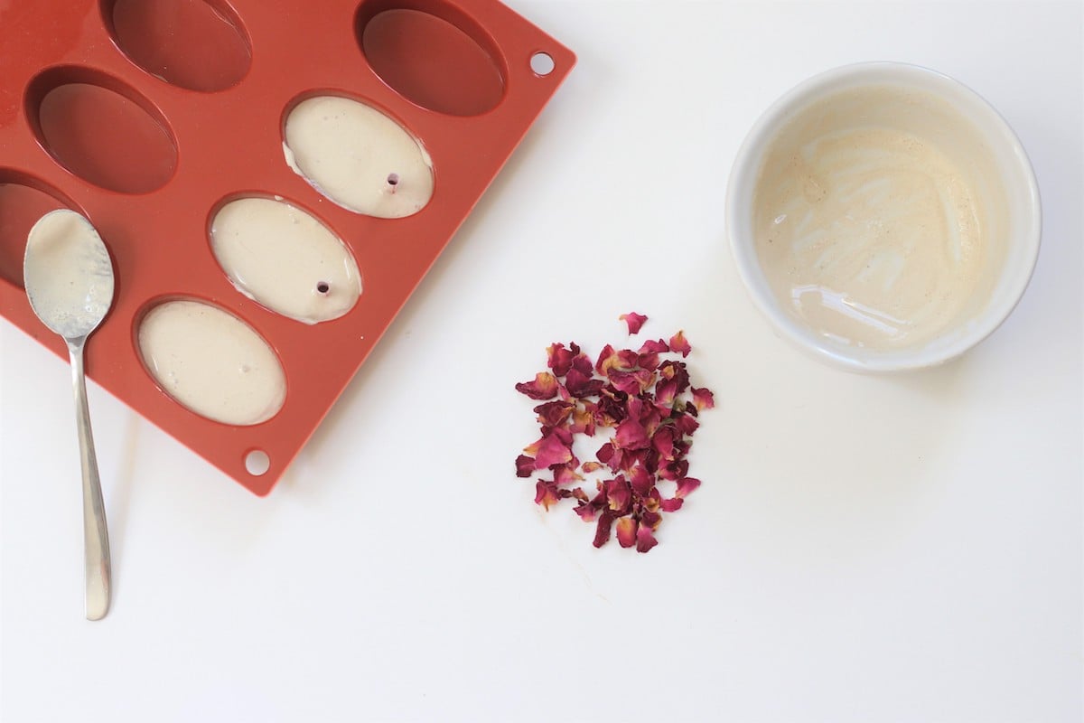 réaliser petite déco à suspendre en béton moule gâteau hack