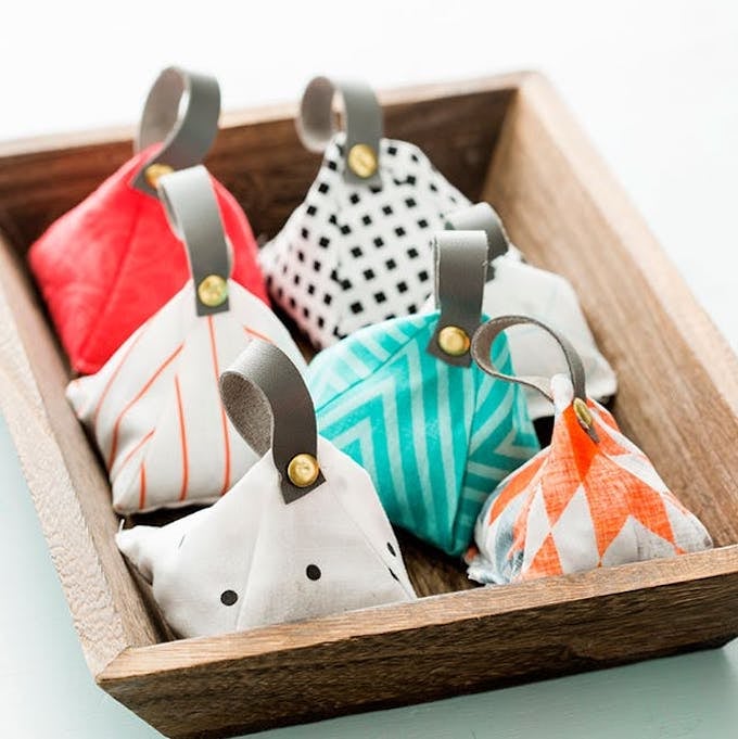 sachet coloré personnalisé fait maison diy couture panier bois