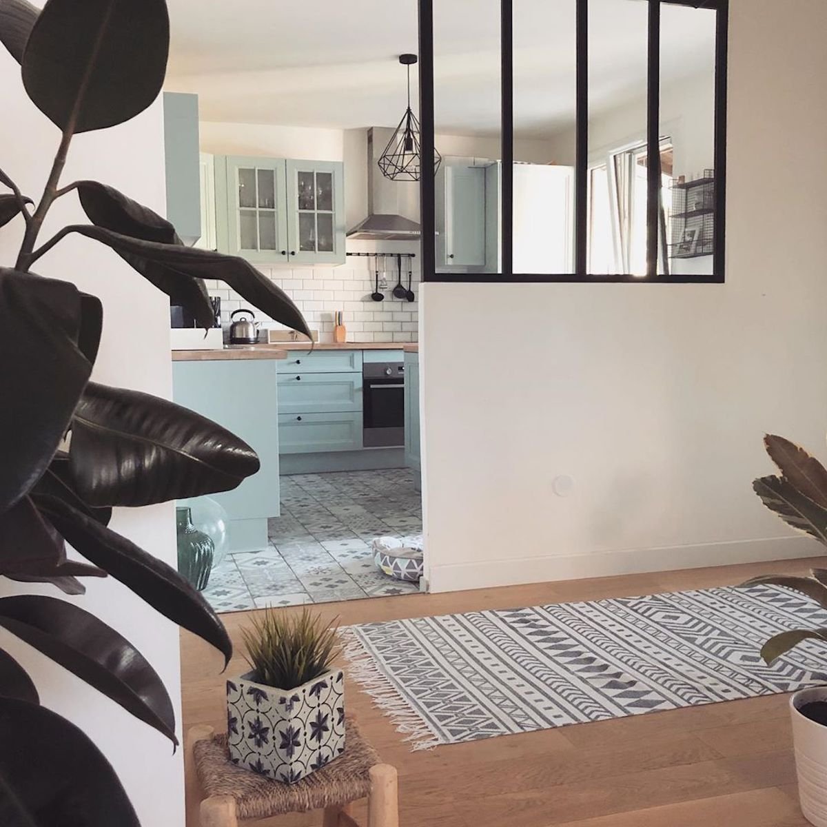 séparation verrière cuisine carreaux de ciments délimitation au sol