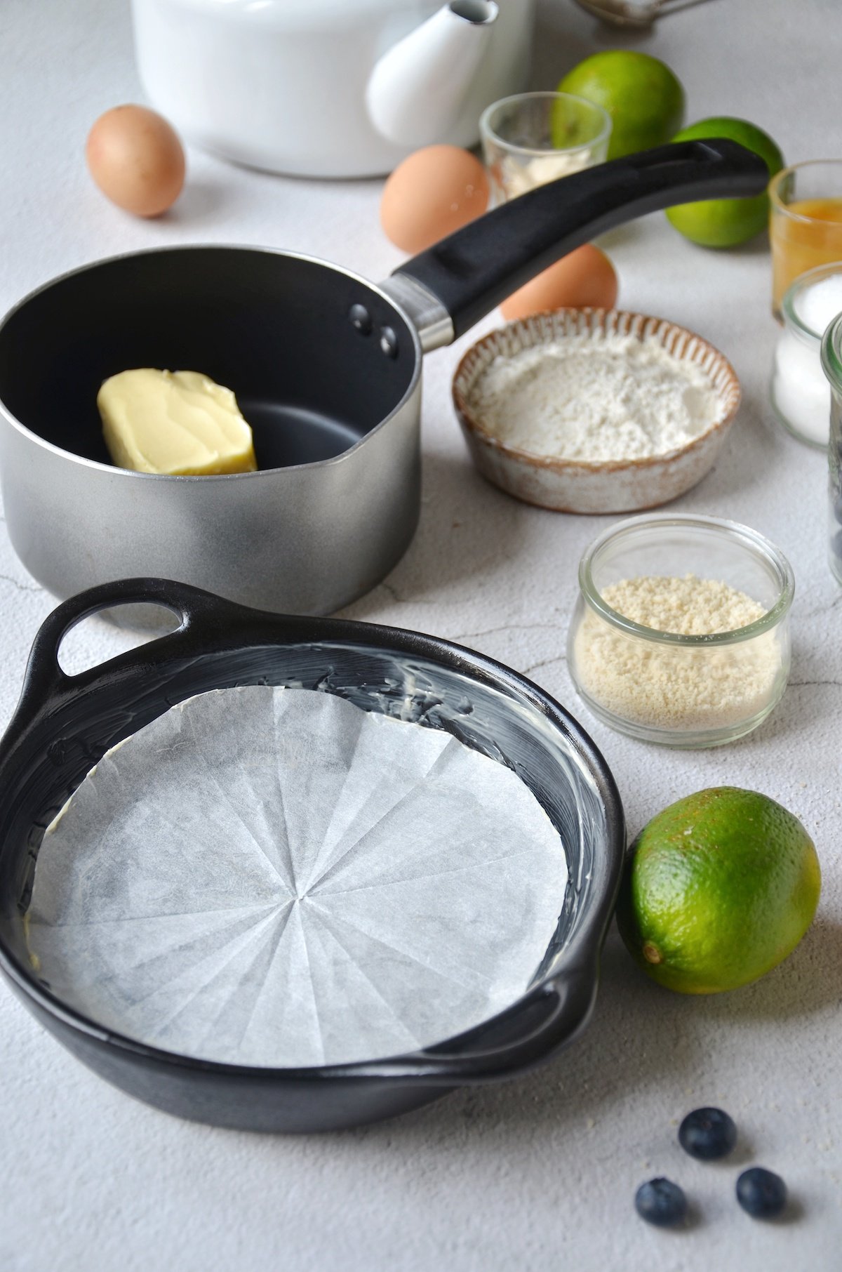 technique pâtissier pro beurrer fond moule fonte papier sulfurisé