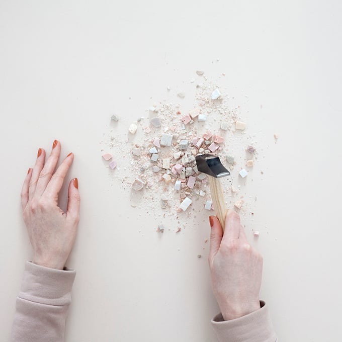 carreaux de ciments marteau bricolage fait maison table intérieure