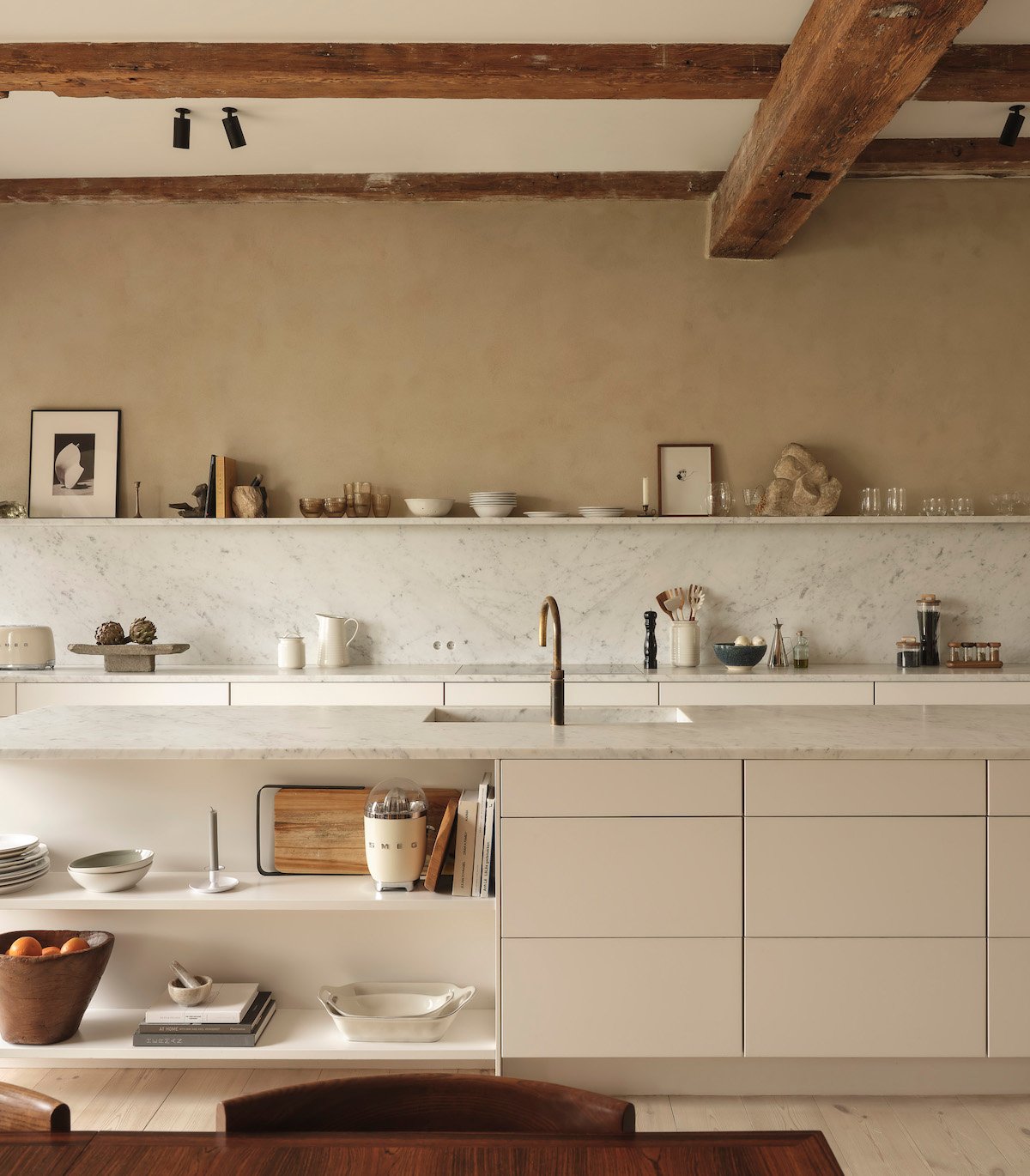 cuisine ouverte mur taupe poutre apparente en bois déco intérieure champêtre