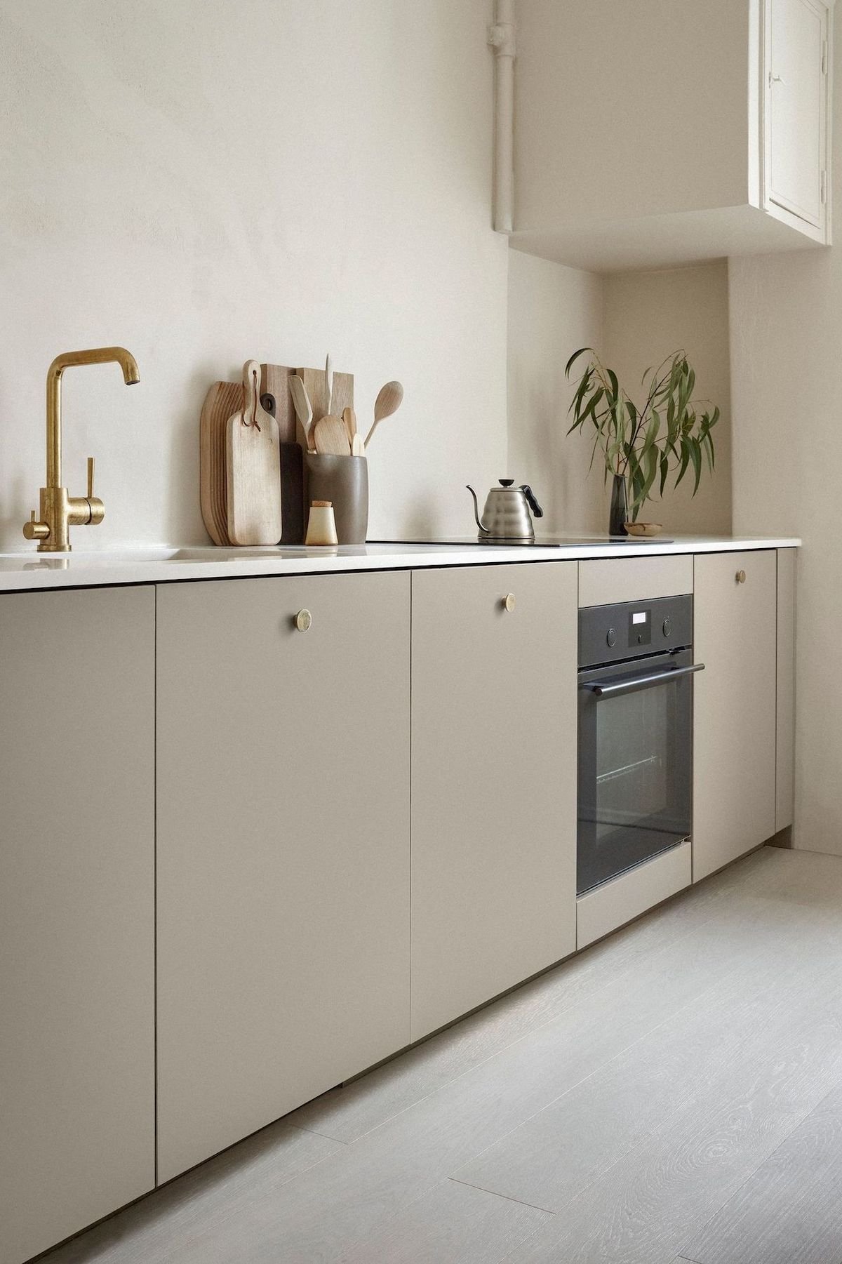 cuisine sobre minimaliste couleur chanvre robinet laiton décoration plante verte