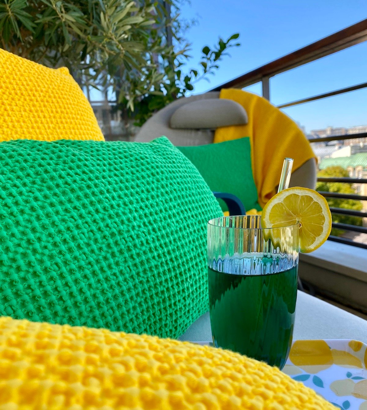 idée déco terrasse colorée jaune vert cocktail été - clem around the corner