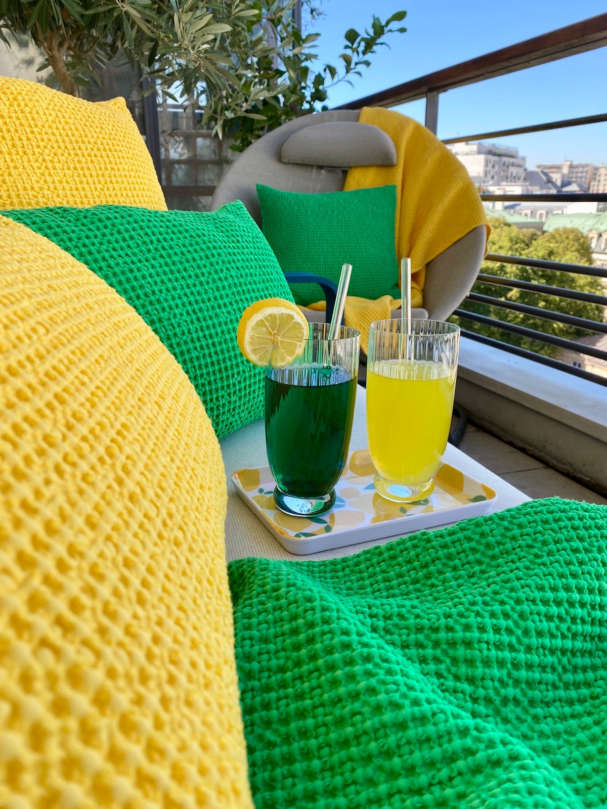 idée déco terrasse colorée verte jaune bleue Vivaraise - blog clem around the corner