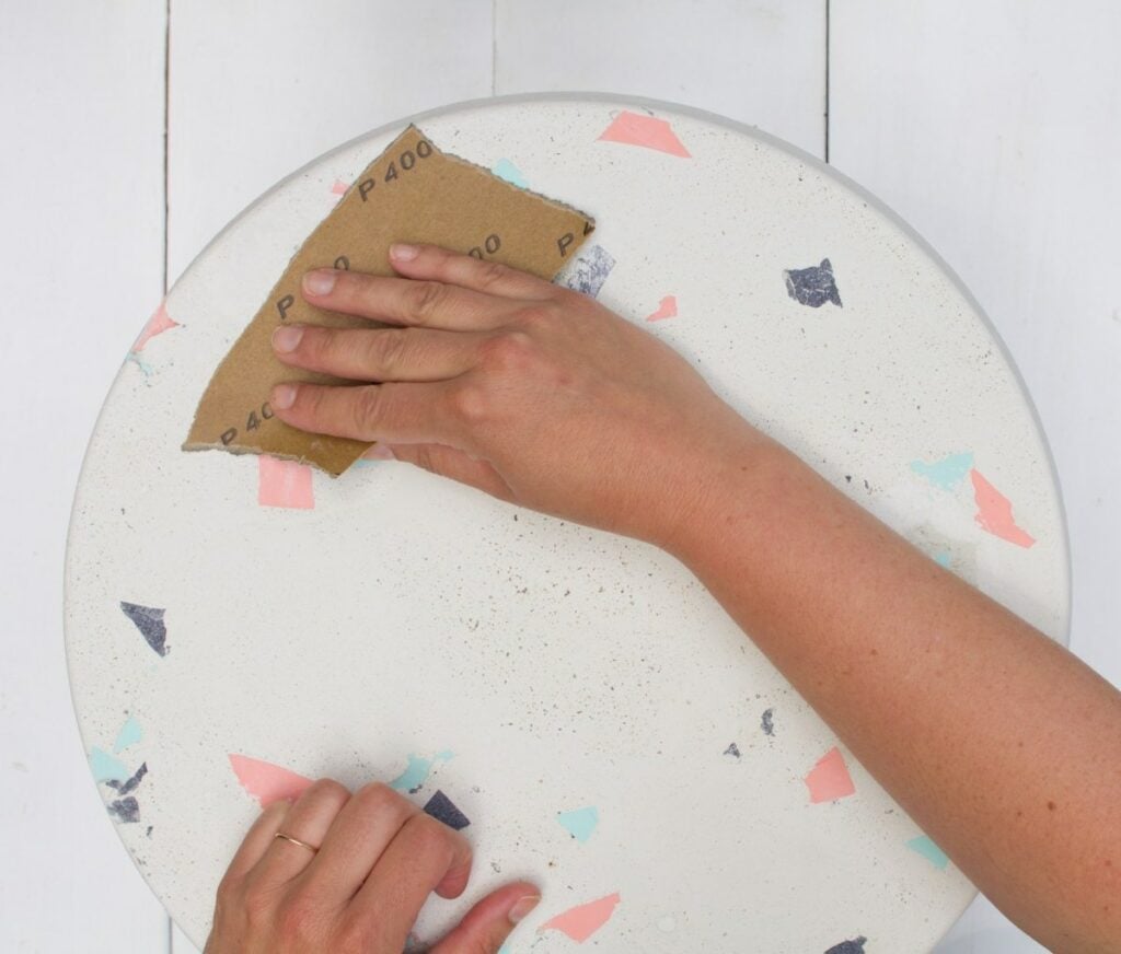 papier abrasif polir meuble table béton terrazzo DIY