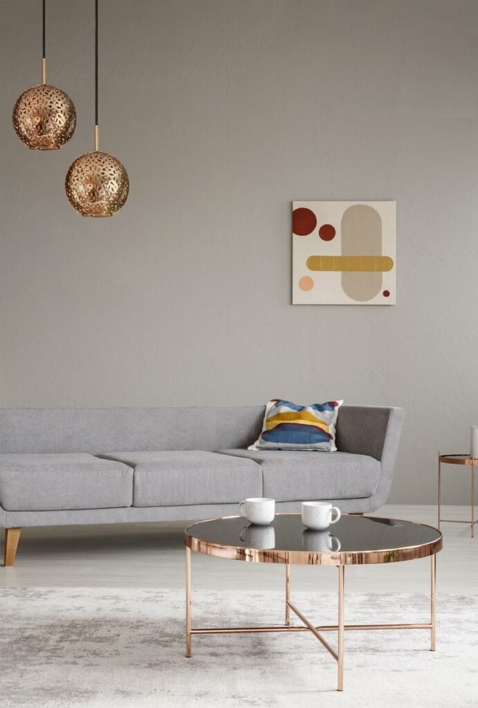 salon élégant canapé gris scandinave table basse ronde cuivre