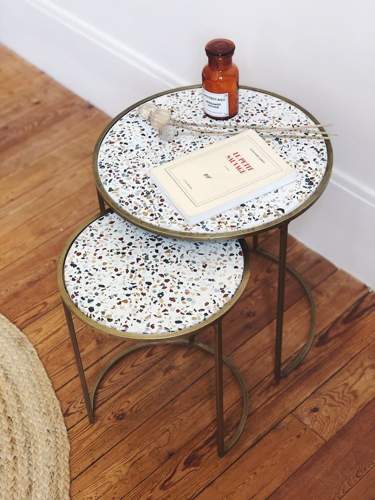 gueridon gigogne cercle laiton vieillie déco vintage contemporaine granito marron bleu parquet bois