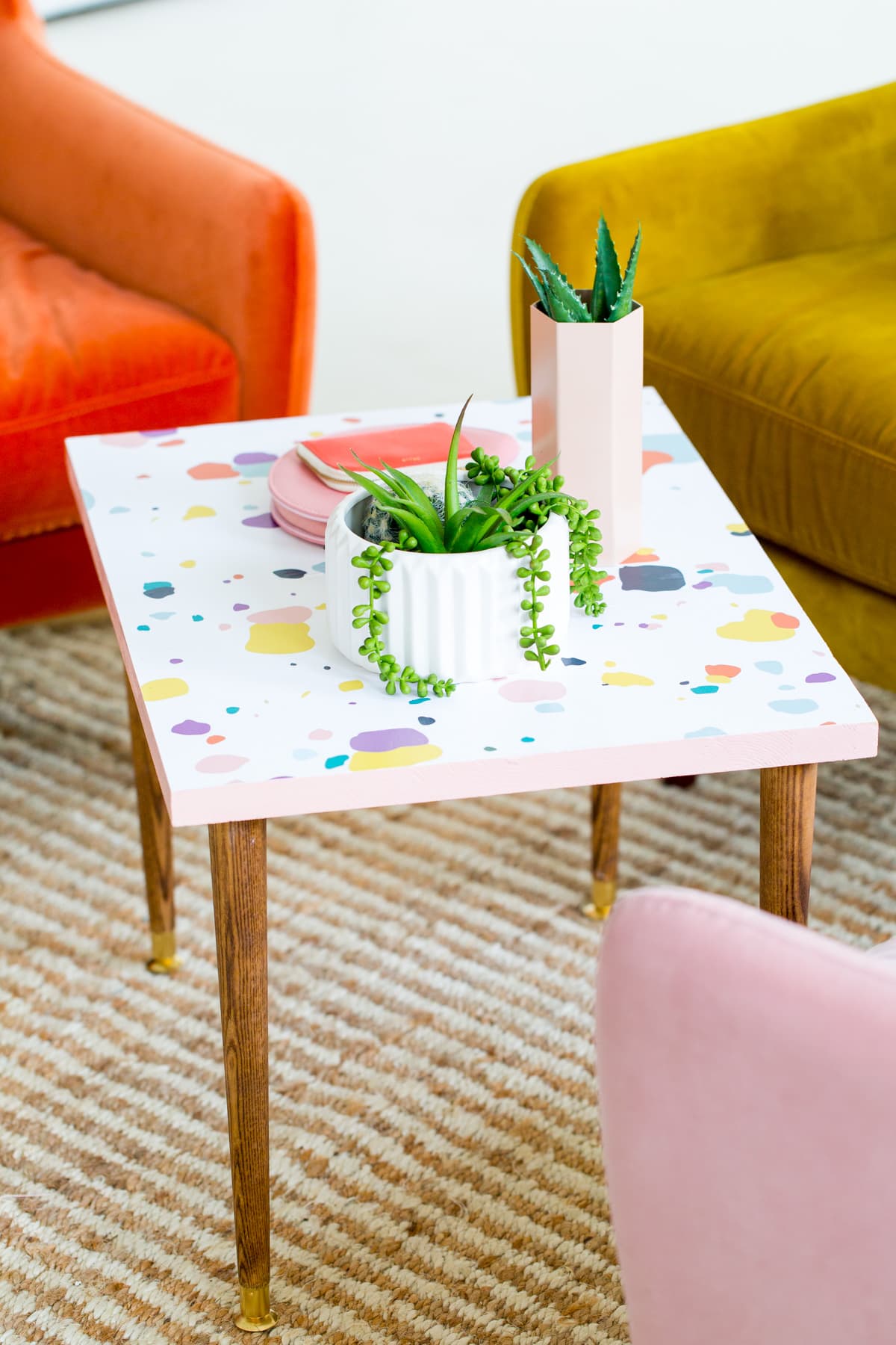 salon multicolore canapé tendance velours orange jaune rose pastel déco plante verte