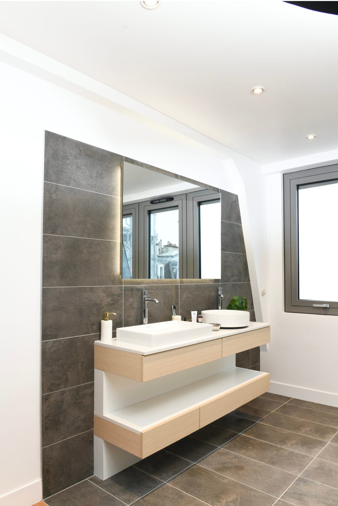 8 campagne première salle de bains grise bois