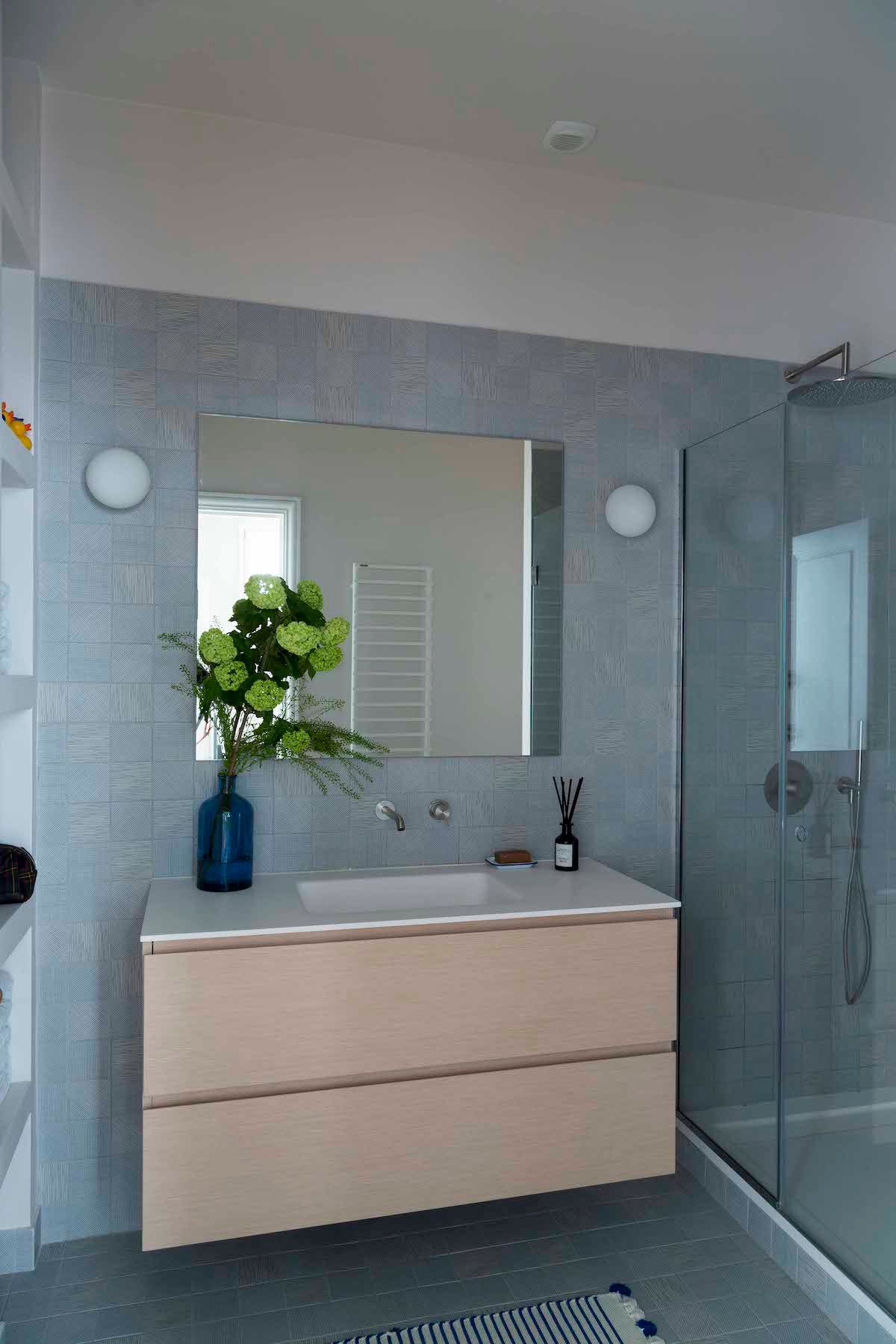 agence Véronique Cotrel réalisation salle de bains enfant bleu bois