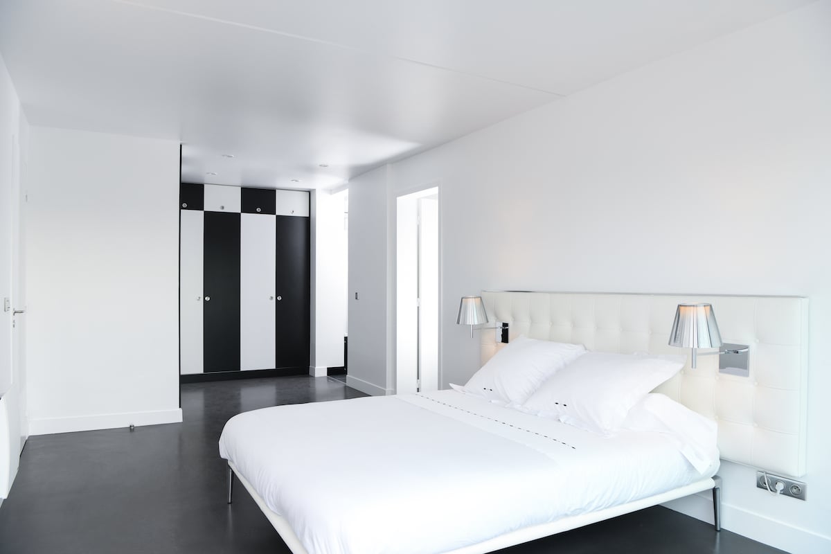 appartement chambre damier noir blanc blog déco clem around the corner