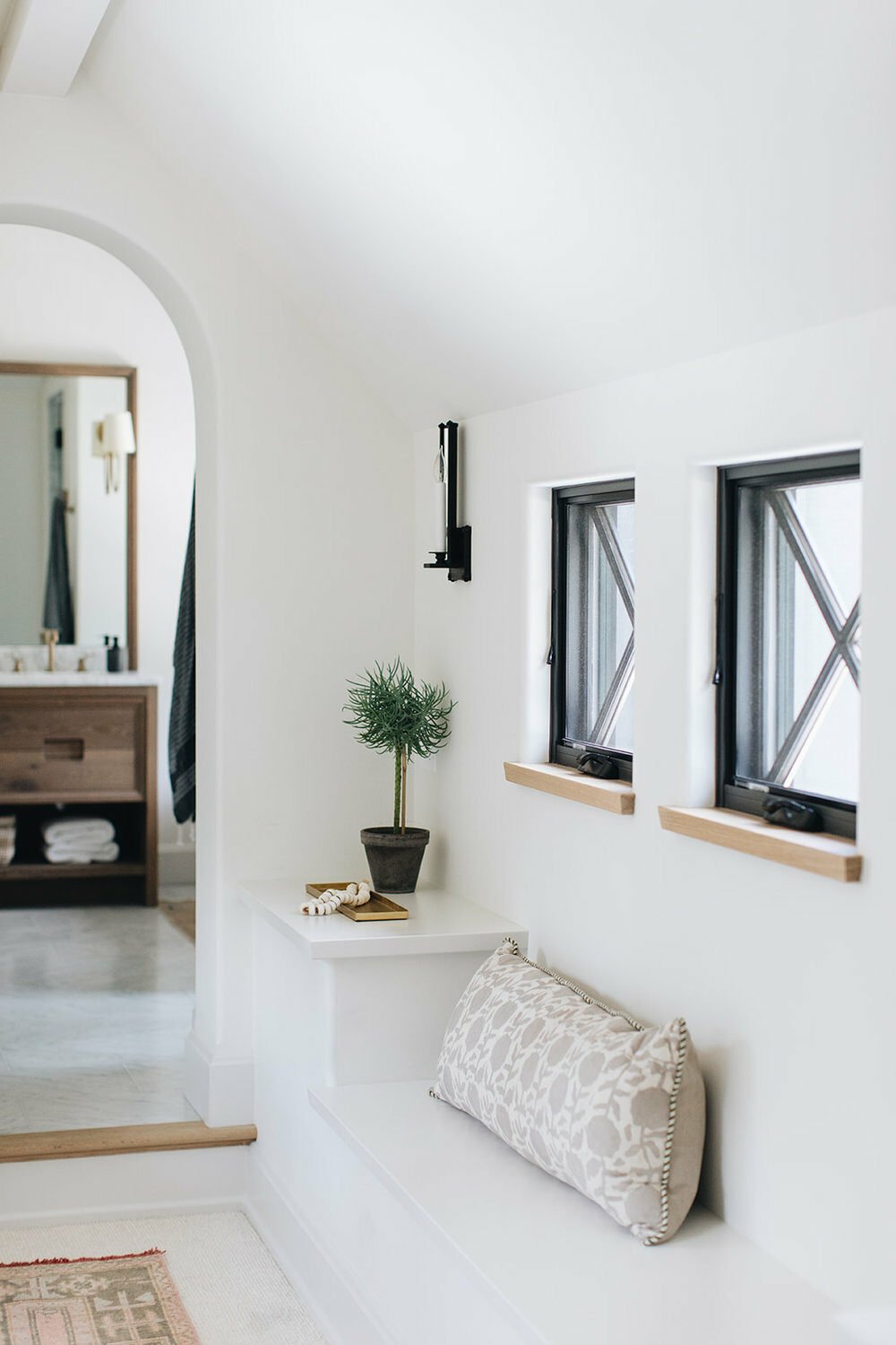 banc coffre rangement sur-mesure sous fenêtre couloir lumineux