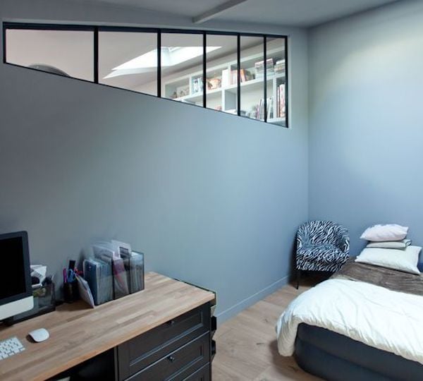 chambre bureau verrière géométrique mur bleu