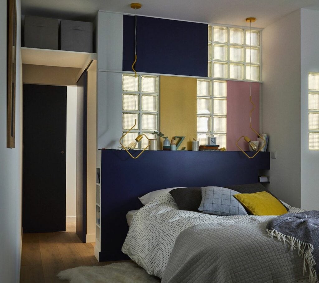 chambre coloré déco mixte rose jaune bleu foncé pavé de verre