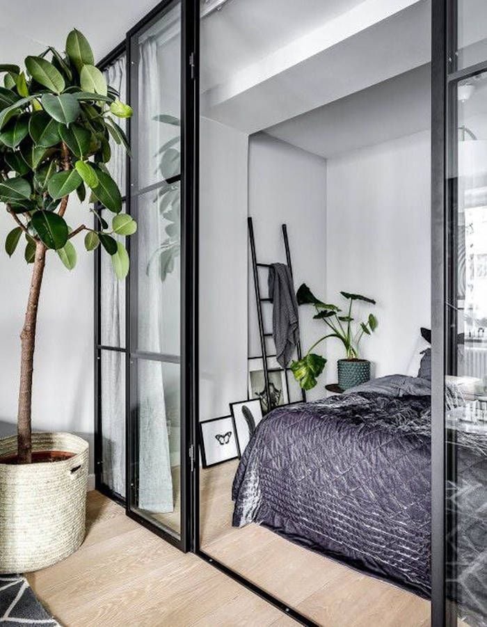 chambre lit double déco plante verte inspiration pièce sans fenêtres