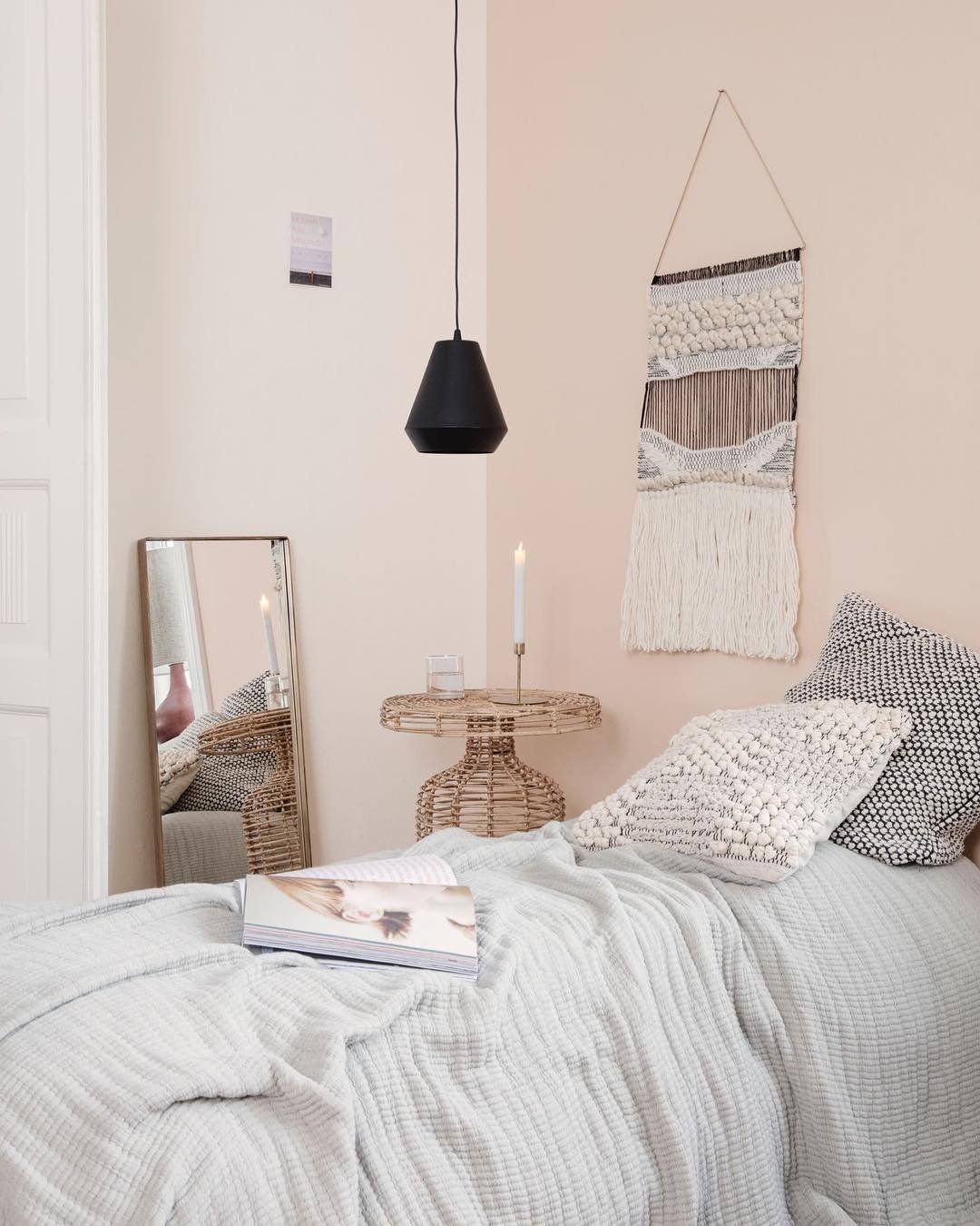 chambre mur crème vieux rose miroir rectangulaire coussin brodé table basse ronde osier