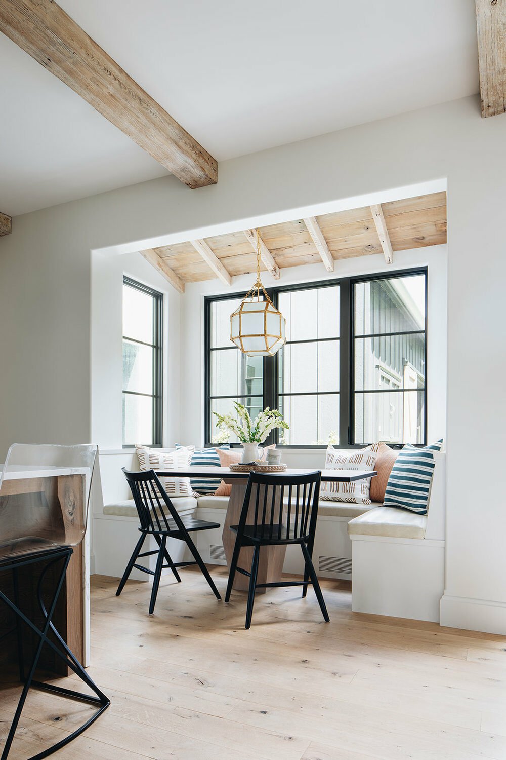 coin repas bow window ferme rénovée banquette sous fenêtre