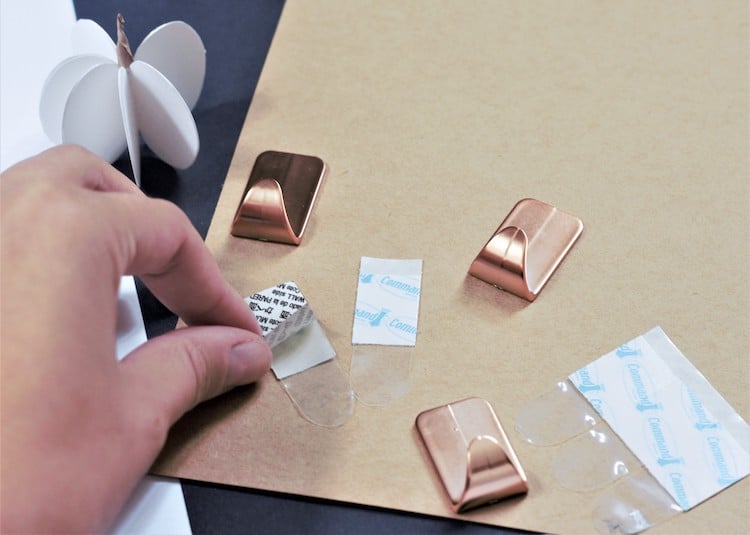 comment fixer crochet autocollant cuivre salle de bain mur peinture