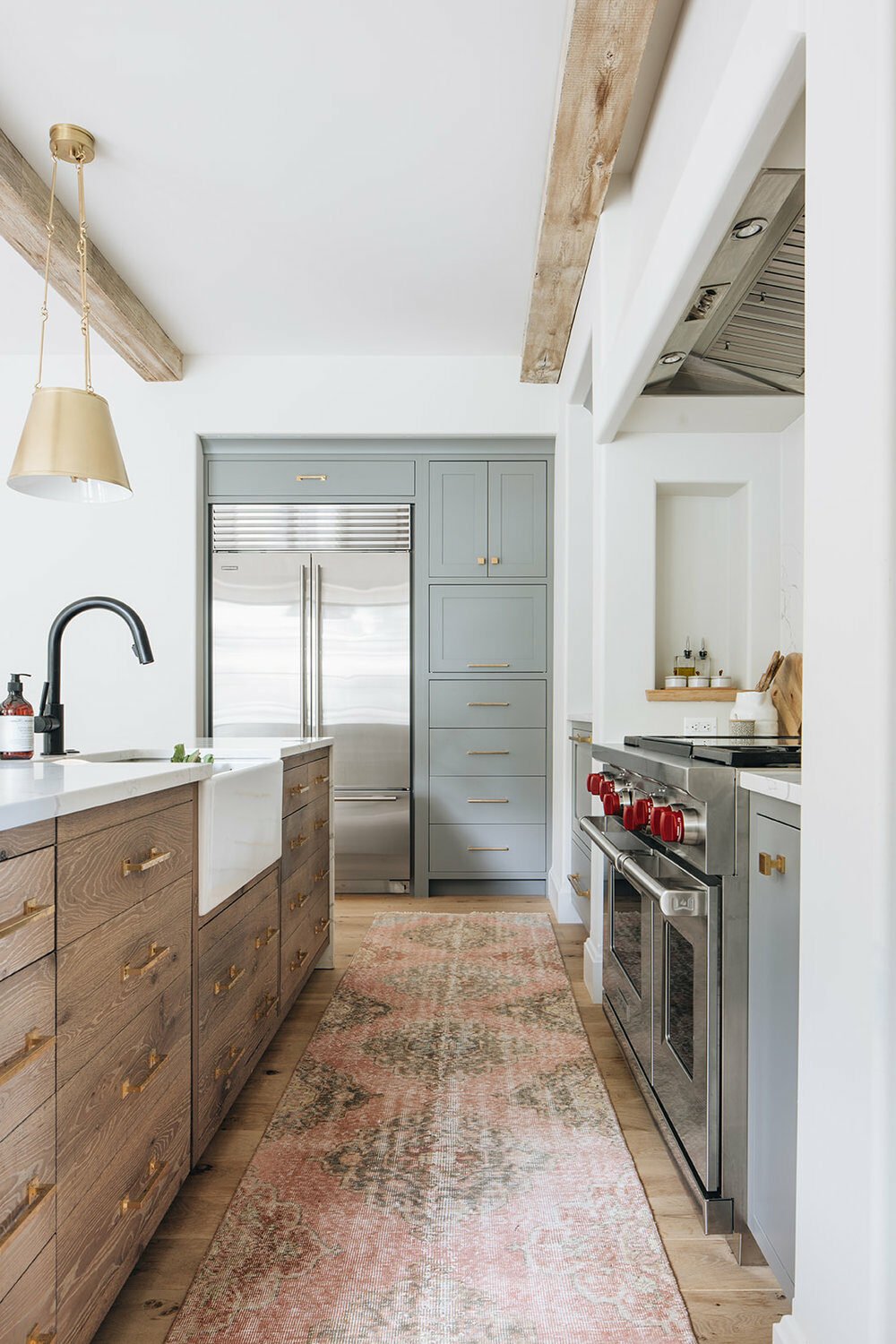 cuisine bois foncé placard meuble vert gris plan travail quartz cosentino