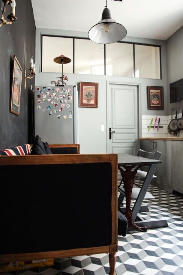 cuisine grise fenêtre hauteur sol géométrique canapé bois