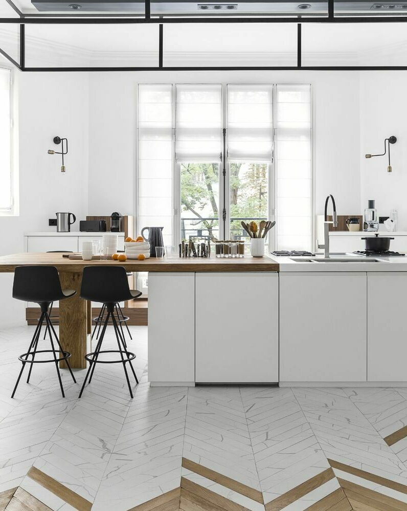 cuisine ouverte industrielle ilot central table bois brut parquet chevron bois marbre