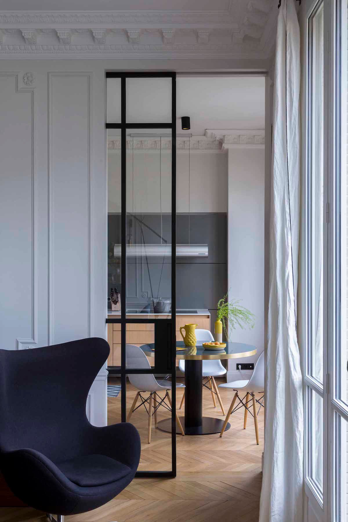 cuisine ouverte porte coulissante verrière salon egg chair