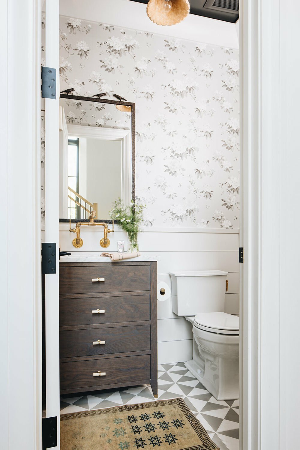 déco rétro vintage wc bois laiton papier peint floral