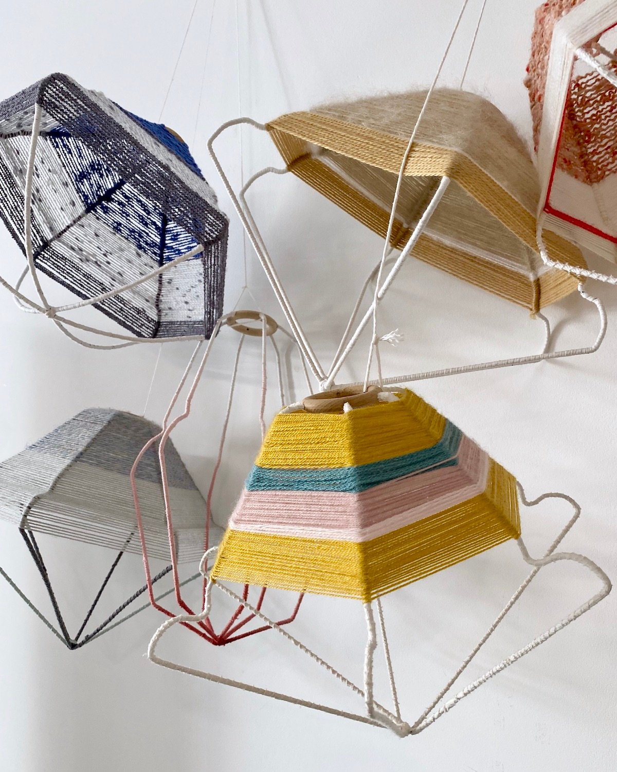 diy upcycling Emmaüs Paris design week 2020 lampe cintre laine