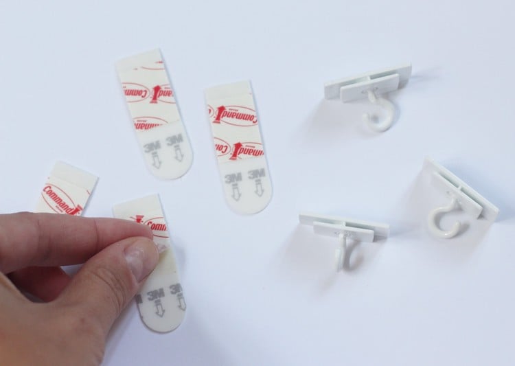 fixer décoration plafond guirlande avec croche autocollant double face