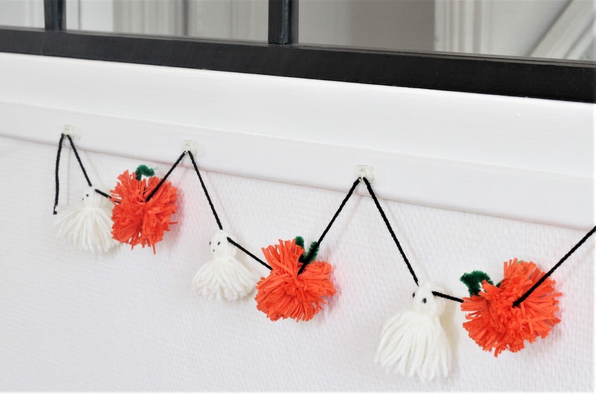 guirlande Halloween à faire soi-même citrouille pompon - blog création déco
