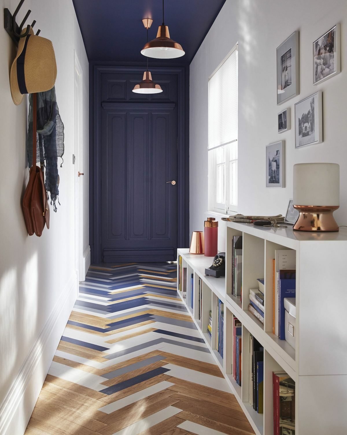 hall d'entrée bleu foncé parquet en chevron bleu blanc bois lampe cuivre