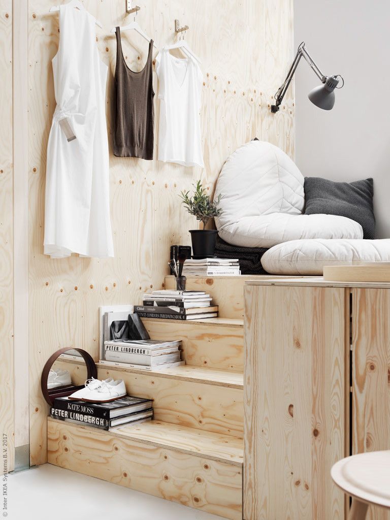 lit estrade bois clair escalier coussin rond blanc gris blog déco