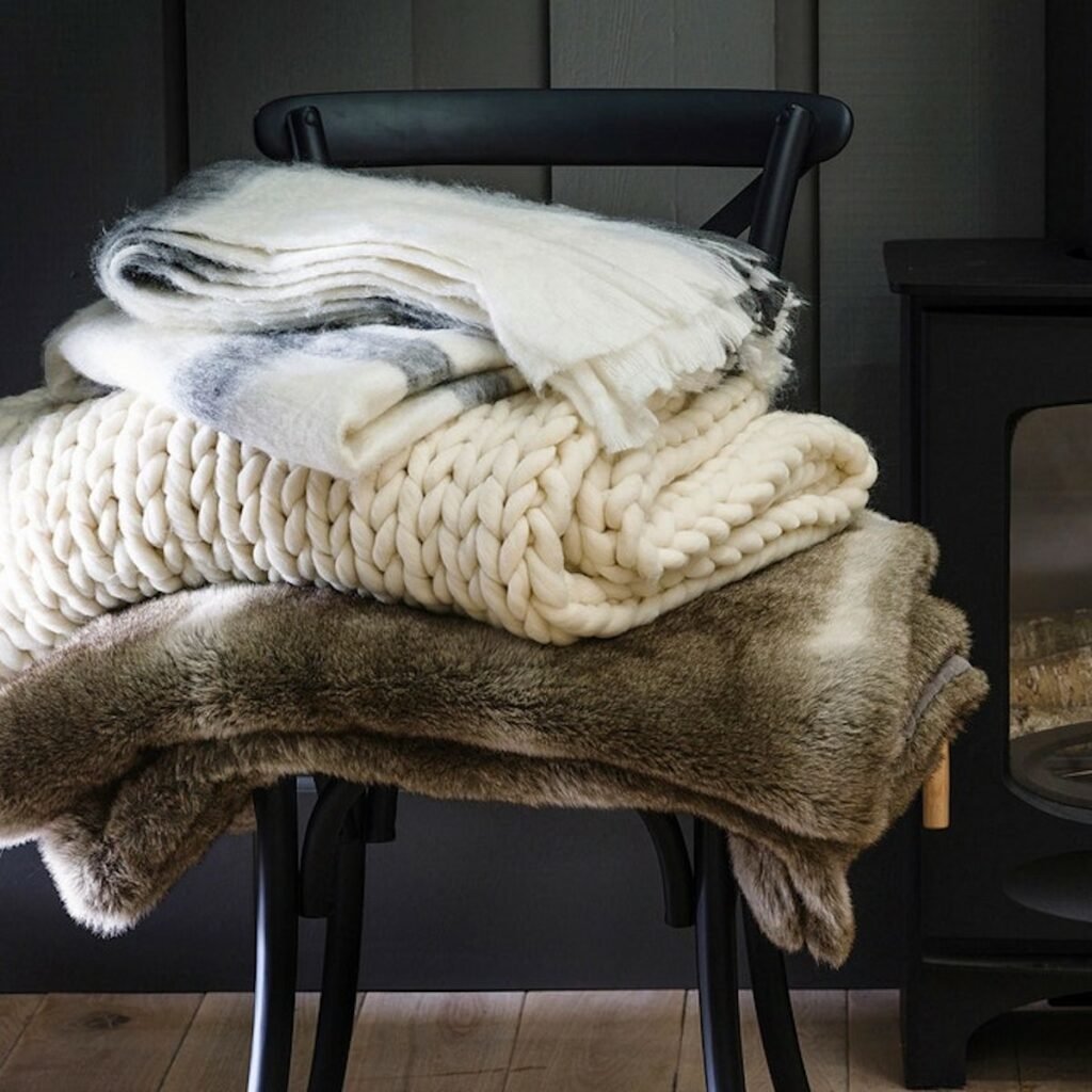 plaid fourrure tricot chaise noir design - blog déco - clematc