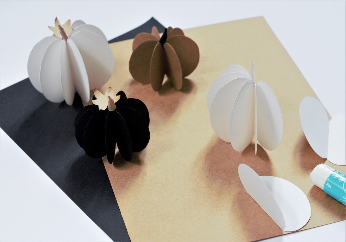 pliage enfant collage silhouette fruit en papier à suspendre