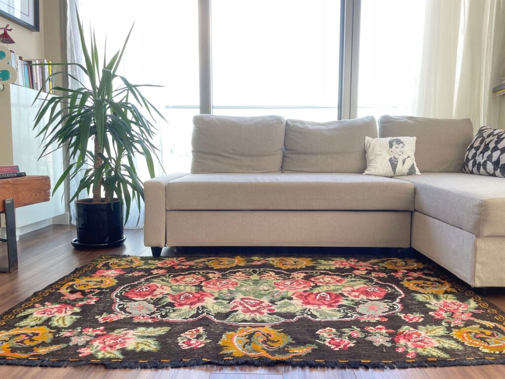 salon style rétro moquette fleur rose noir