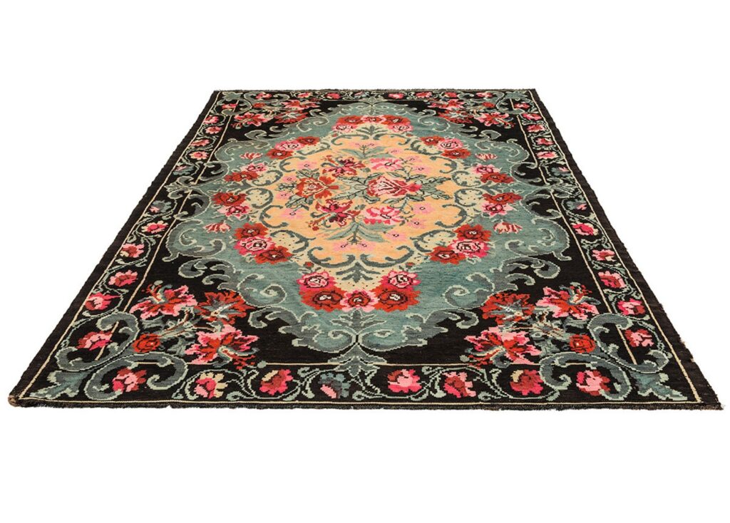 tapis moldave kilim salon lumineux fleurs rouges blog déco