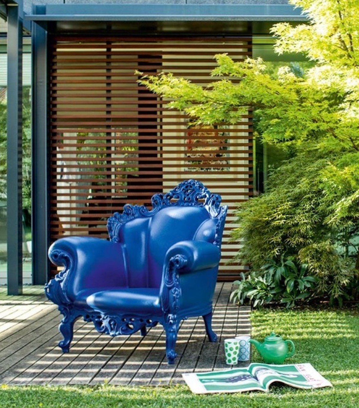 terrasse bois extérieur design assise bleu icône design alessandro mendini jardin - blog déco