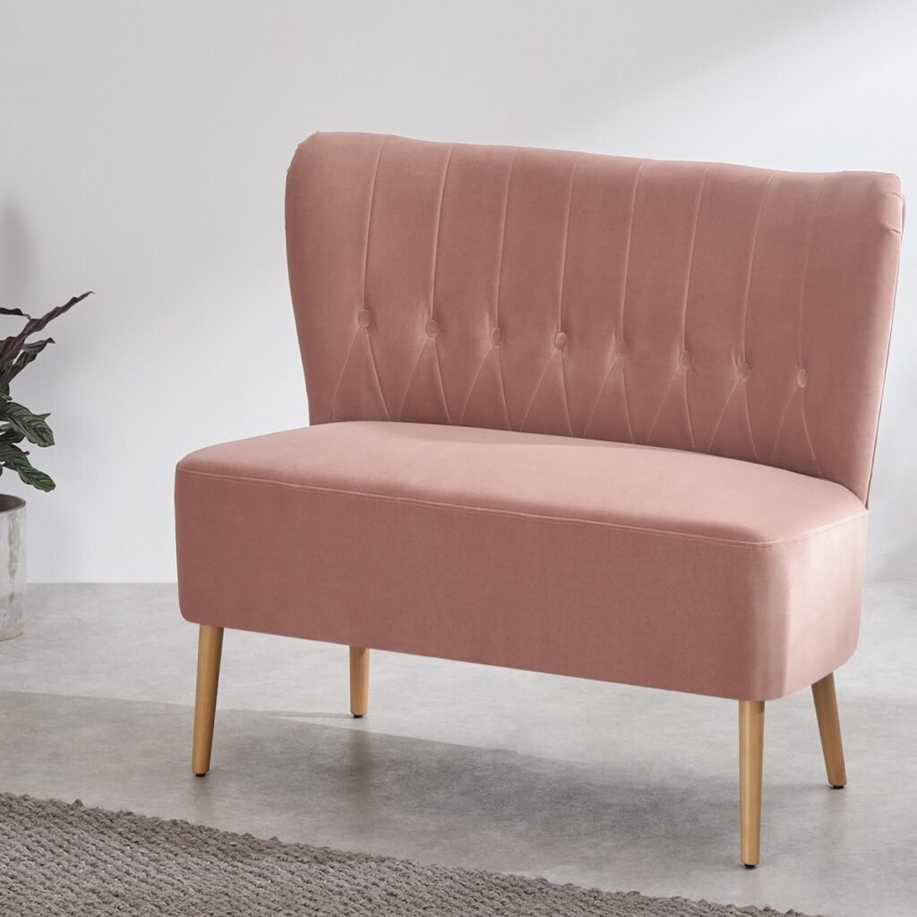 canapé rose blush velours pieds bois ambiance rétro scandinave
